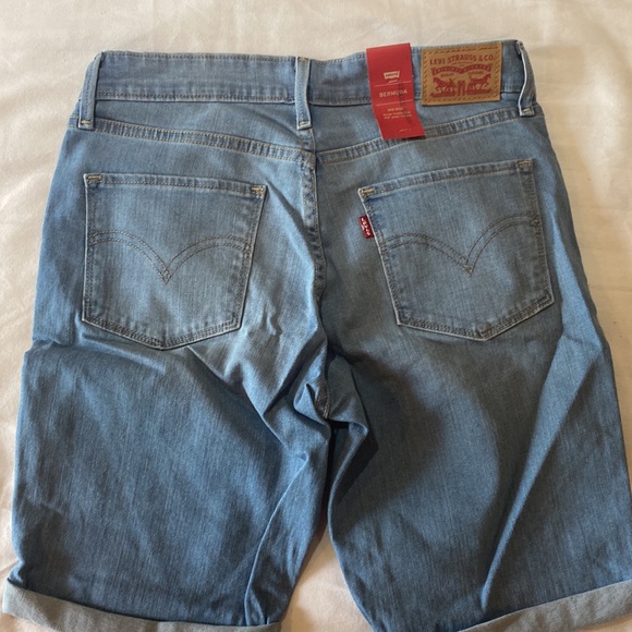 Levi Bermuda Mid Rise Slim through hip and thigh. New with tags. - Picture 7 of 8